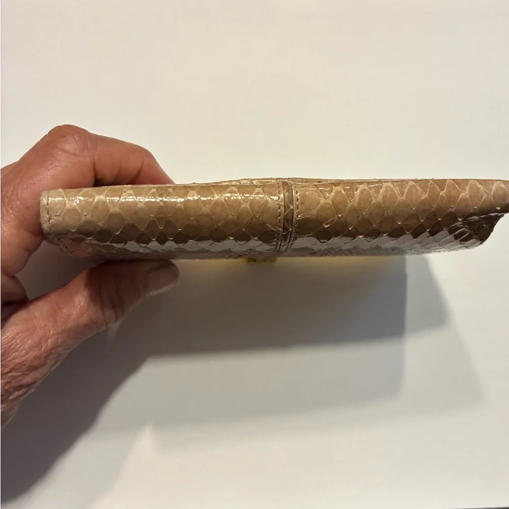 Judith Leiber Snakeskin French Wallet |Vintage 1970s Tan & Gold Leather - Picture 12 of 16